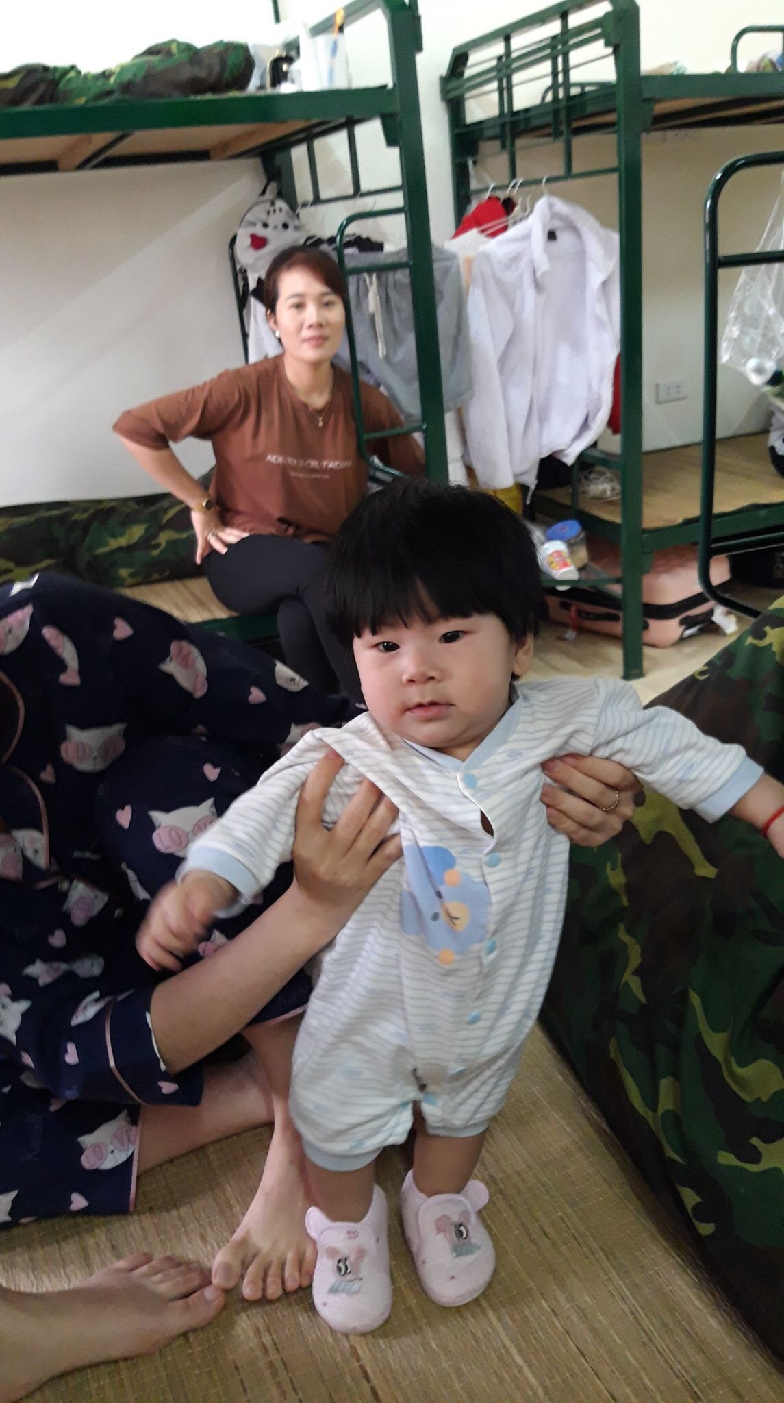 Ngày cuối cùng trong khu cách li của em bé 6 tháng tuổi trở về từ Daegu - Ảnh 6. Ngày cuối cùng trong khu cách li của em bé 6 tháng tuổi trở về từ Daegu - Ảnh 6.
