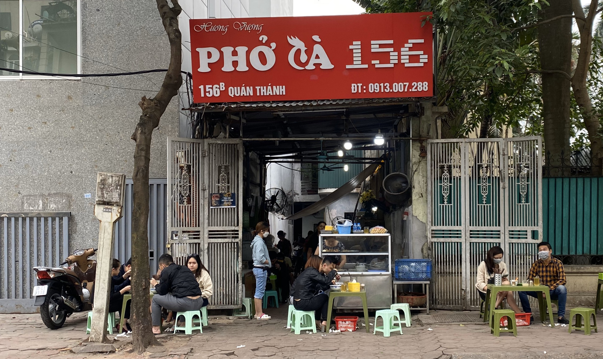 Cảnh tượng ế ẩm tại các nhà hàng, quán ăn xung quanh phố Trúc Bạch - Ảnh 13. Cảnh tượng ế ẩm tại các nhà hàng, quán ăn xung quanh phố Trúc Bạch - Ảnh 13.