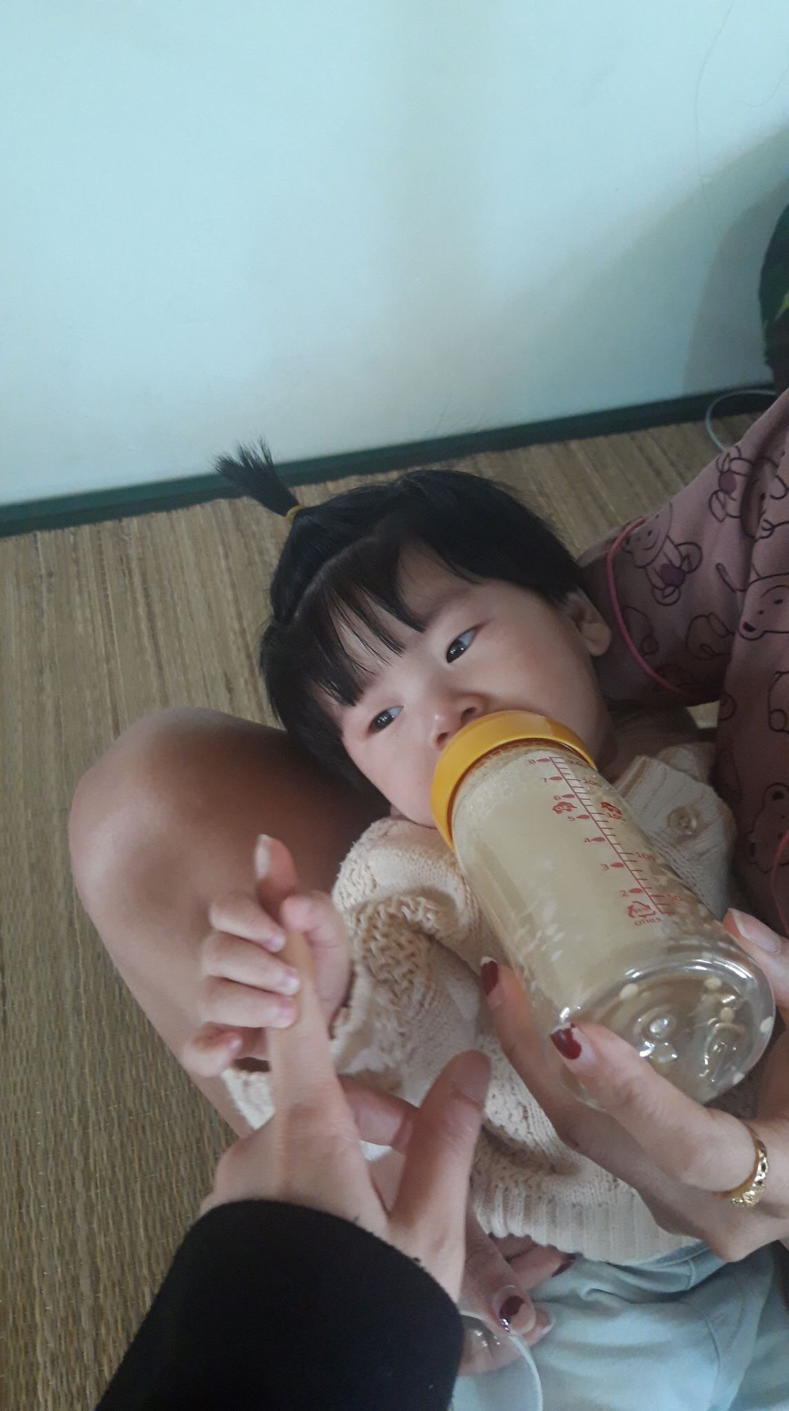 Ngày cuối cùng trong khu cách li của em bé 6 tháng tuổi trở về từ Daegu - Ảnh 8. Ngày cuối cùng trong khu cách li của em bé 6 tháng tuổi trở về từ Daegu - Ảnh 8.