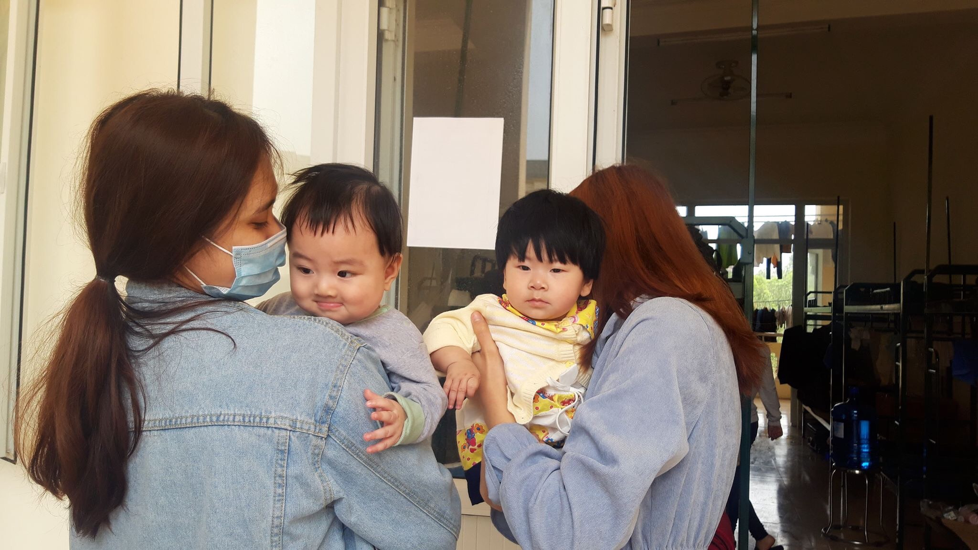 Ngày cuối cùng trong khu cách li của em bé 6 tháng tuổi trở về từ Daegu - Ảnh 9. Ngày cuối cùng trong khu cách li của em bé 6 tháng tuổi trở về từ Daegu - Ảnh 9.