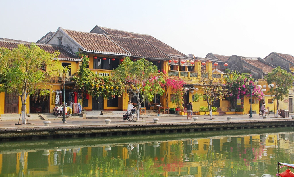 Phố cổ Hội An trầm ngâm sau vụ 2 du khách Anh từng đến dương tính Covid-19 - Ảnh 1. Phố cổ Hội An trầm ngâm sau vụ 2 du khách Anh từng đến dương tính Covid-19 - Ảnh 1.