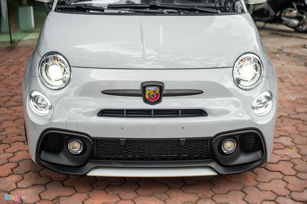 Ô tô siêu nhỏ có giá gần 3 tỉ đồng tại Việt Nam, đắt ngang Porsche Macan - Ảnh 4. Ô tô siêu nhỏ có giá gần 3 tỉ đồng tại Việt Nam, đắt ngang Porsche Macan - Ảnh 4.