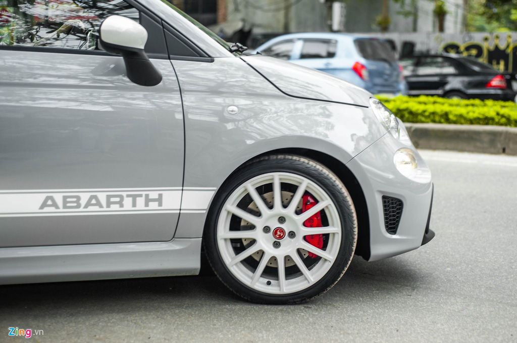 Ô tô siêu nhỏ có giá gần 3 tỉ đồng tại Việt Nam, đắt ngang Porsche Macan - Ảnh 7. Ô tô siêu nhỏ có giá gần 3 tỉ đồng tại Việt Nam, đắt ngang Porsche Macan - Ảnh 7.