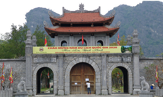 Ninh Bình: Di tích cố đô Hoa Lư ngừng đón khách do dịch bệnh Covid-19 - Ảnh 1. Ninh Bình: Di tích cố đô Hoa Lư ngừng đón khách do dịch bệnh Covid-19 - Ảnh 1.