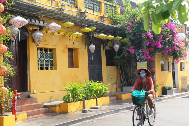 Phố cổ Hội An trầm ngâm sau vụ 2 du khách Anh từng đến dương tính Covid-19 - Ảnh 2. Phố cổ Hội An trầm ngâm sau vụ 2 du khách Anh từng đến dương tính Covid-19 - Ảnh 2.