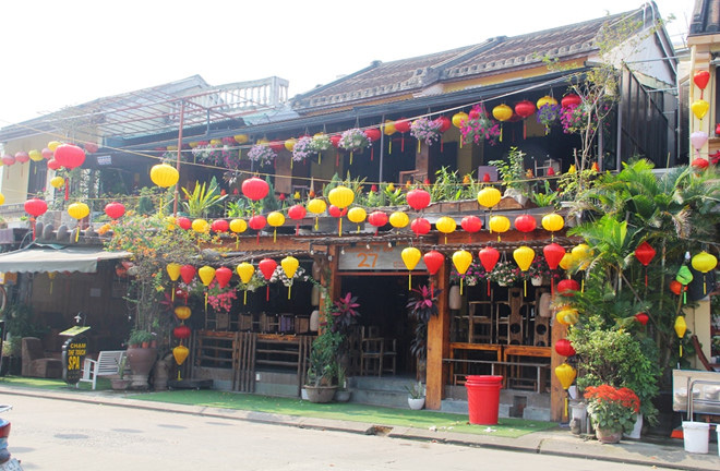 Phố cổ Hội An trầm ngâm sau vụ 2 du khách Anh từng đến dương tính Covid-19 - Ảnh 5. Phố cổ Hội An trầm ngâm sau vụ 2 du khách Anh từng đến dương tính Covid-19 - Ảnh 5.