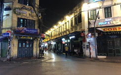 'Phố Tây' giữa thủ đô: Cứ 21h là quán đã đóng cửa, mai mình cũng xin nghỉ việc vì không có khách