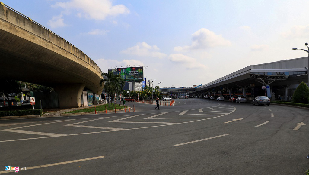 Sân bay Tân Sơn Nhất vắng hoe do dịch Covid-19 - Ảnh 1. Sân bay Tân Sơn Nhất vắng hoe do dịch Covid-19 - Ảnh 1.
