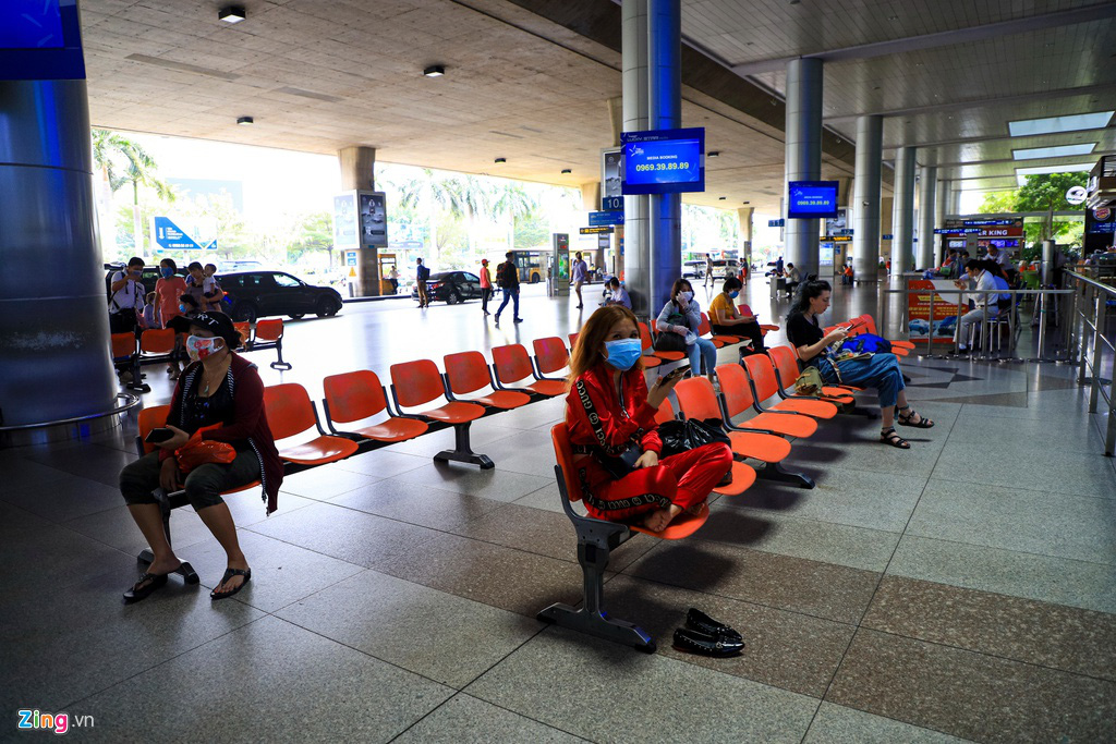 Sân bay Tân Sơn Nhất vắng hoe do dịch Covid-19 - Ảnh 10. Sân bay Tân Sơn Nhất vắng hoe do dịch Covid-19 - Ảnh 10.