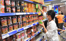 Người Sài Gòn, Hà Nội, Đà Nẵng mua mì tôm nhiều hơn trong mùa dịch Covid-19