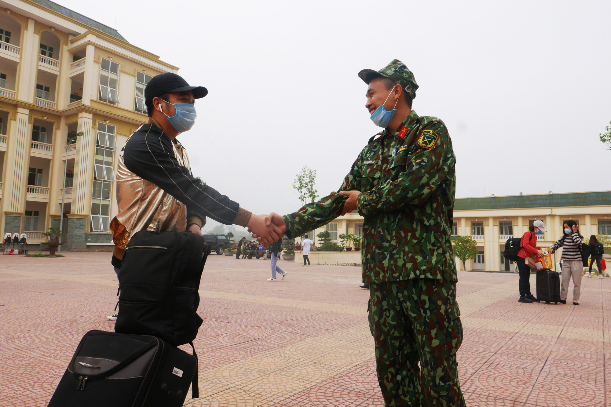 Hết cách li ở trường quân sự: Người lớn xúc động, trẻ nhỏ ôm chặt bộ đội - Ảnh 7. Hết cách li ở trường quân sự: Người lớn xúc động, trẻ nhỏ ôm chặt bộ đội - Ảnh 7.