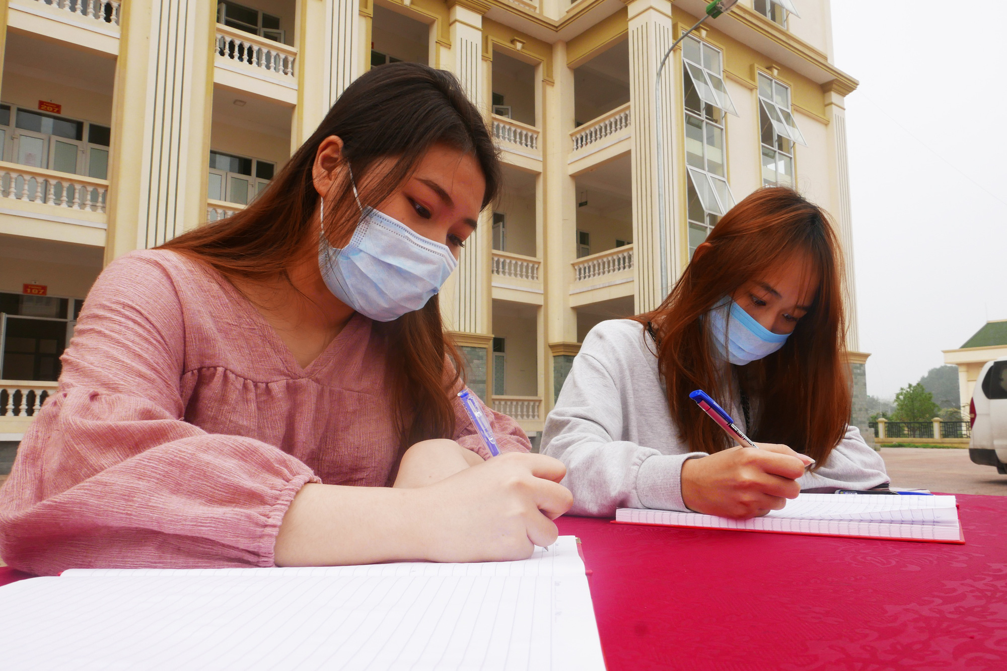 Hết cách li ở trường quân sự: Người lớn xúc động, trẻ nhỏ ôm chặt bộ đội - Ảnh 13. Hết cách li ở trường quân sự: Người lớn xúc động, trẻ nhỏ ôm chặt bộ đội - Ảnh 13.