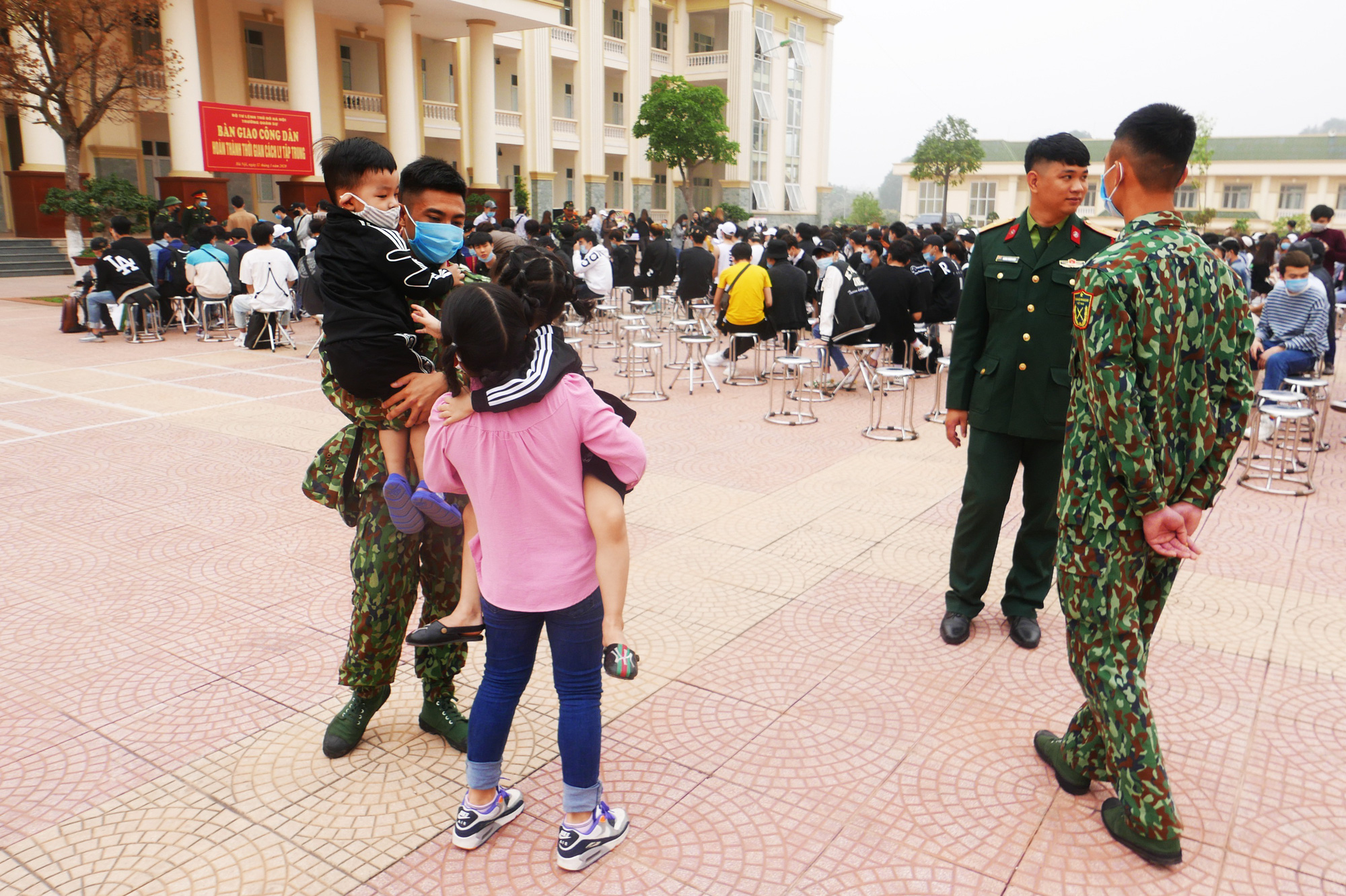 Hết cách li ở trường quân sự: Người lớn xúc động, trẻ nhỏ ôm chặt bộ đội - Ảnh 9. Hết cách li ở trường quân sự: Người lớn xúc động, trẻ nhỏ ôm chặt bộ đội - Ảnh 9.