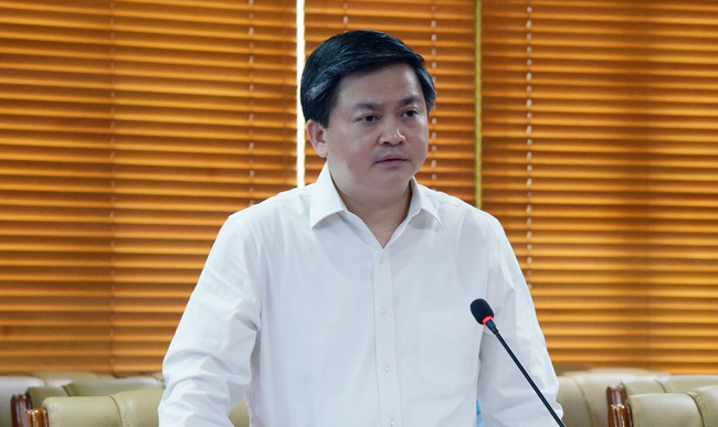 Phòng dịch Covid-19, ngân hàng nghỉ giao dịch thứ Bảy, tăng cường đeo khẩu trang, phun thuốc khử trùng - Ảnh 1. Phòng dịch Covid-19, ngân hàng nghỉ giao dịch thứ Bảy, tăng cường đeo khẩu trang, phun thuốc khử trùng - Ảnh 1.