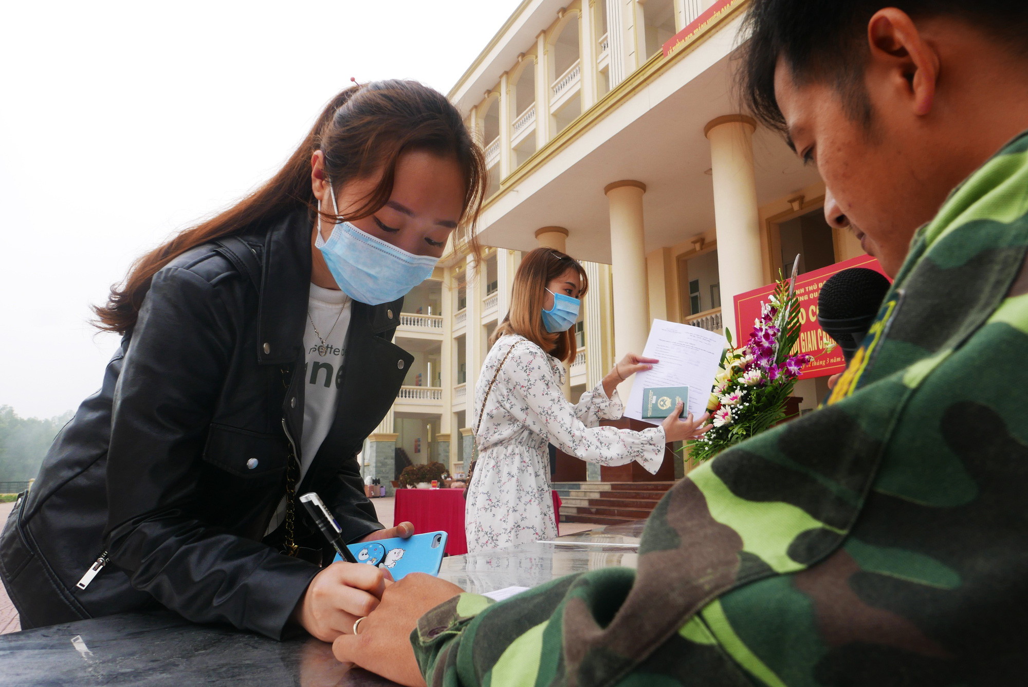 Hết cách li ở trường quân sự: Người lớn xúc động, trẻ nhỏ ôm chặt bộ đội - Ảnh 2. Hết cách li ở trường quân sự: Người lớn xúc động, trẻ nhỏ ôm chặt bộ đội - Ảnh 2.