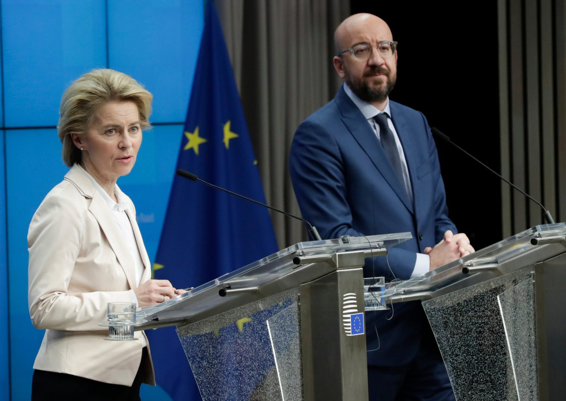 EU chỉ trích lệnh cấm của Trump, người châu Âu đua nhau bay qua Mỹ trước giờ "hiệu lực" - Ảnh 3. EU chỉ trích lệnh cấm của Trump, người châu Âu đua nhau bay qua Mỹ trước giờ "hiệu lực" - Ảnh 3.