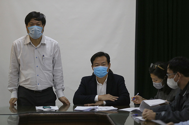 Hà Nội phong tỏa ngõ có người nghi nhiễm nCoV - Ảnh 3. Hà Nội phong tỏa ngõ có người nghi nhiễm nCoV - Ảnh 3.