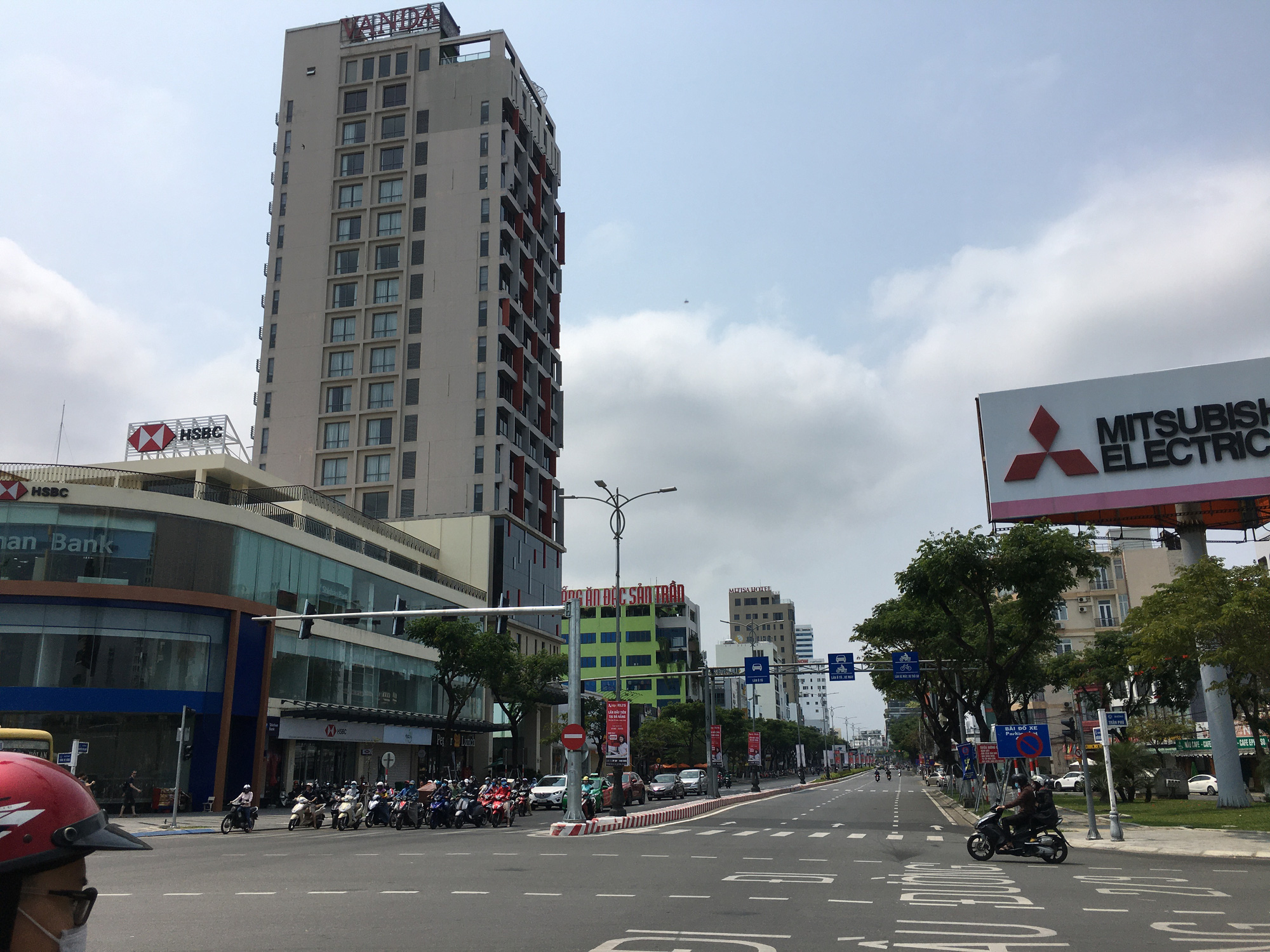 Cận cảnh những nơi 2 người Anh nhiễm Covid-19 đi ở Đà Nẵng - Ảnh 1. Cận cảnh những nơi 2 người Anh nhiễm Covid-19 đi ở Đà Nẵng - Ảnh 1.