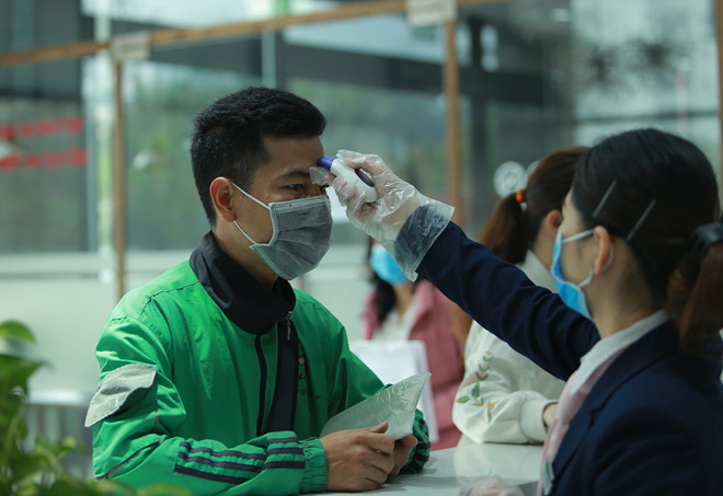 Chung cư tại Hà Nội vận hành thang máy bằng... tăm để chống dịch Covid-19 - Ảnh 6.