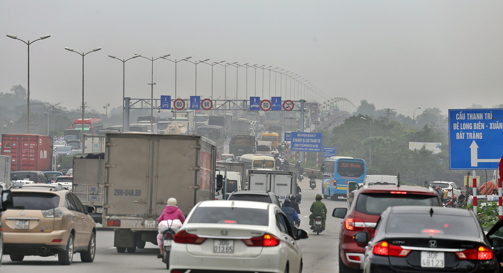 Lưu lượng xe vượt 8 lần thiết kế ban đầu, cầu Thanh Trì ùn tắc, tai nạn như cơm bữa - Ảnh 12. Lưu lượng xe vượt 8 lần thiết kế ban đầu, cầu Thanh Trì ùn tắc, tai nạn như cơm bữa - Ảnh 12.