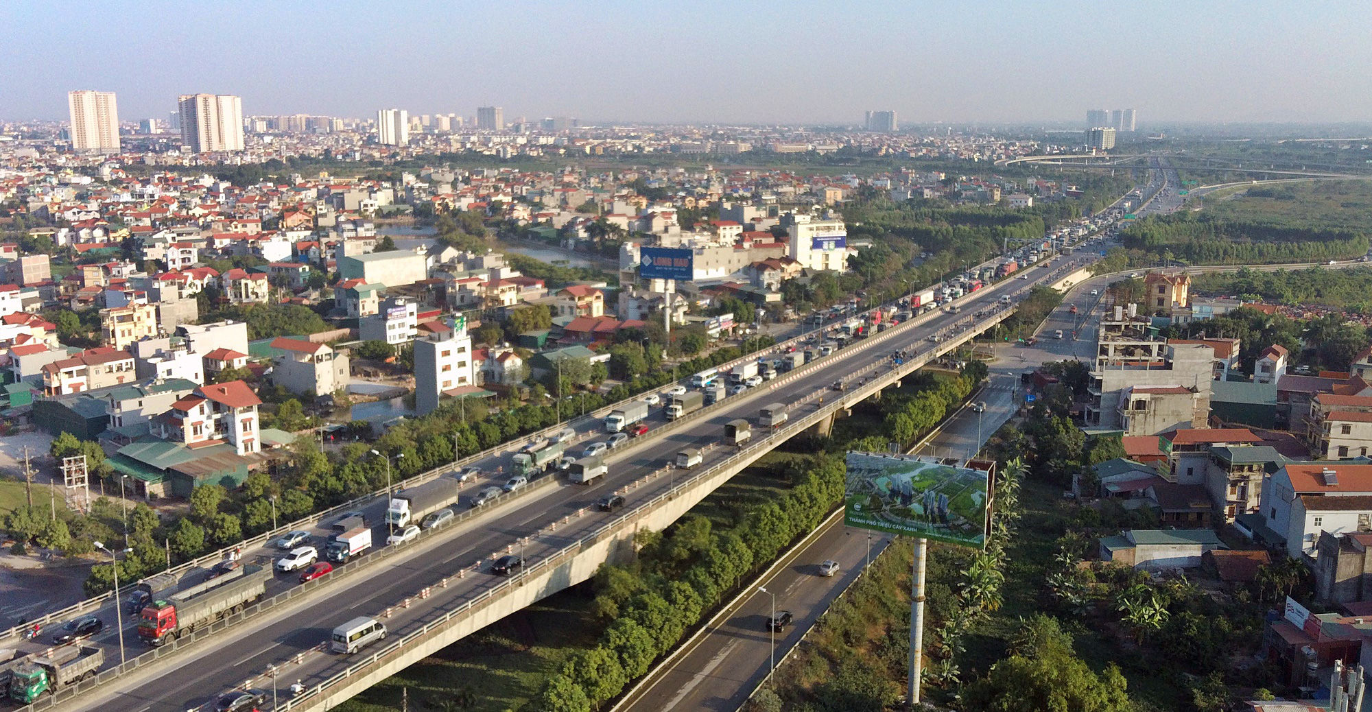 Lưu lượng xe vượt 8 lần thiết kế ban đầu, cầu Thanh Trì ùn tắc, tai nạn như cơm bữa - Ảnh 3. Lưu lượng xe vượt 8 lần thiết kế ban đầu, cầu Thanh Trì ùn tắc, tai nạn như cơm bữa - Ảnh 3.