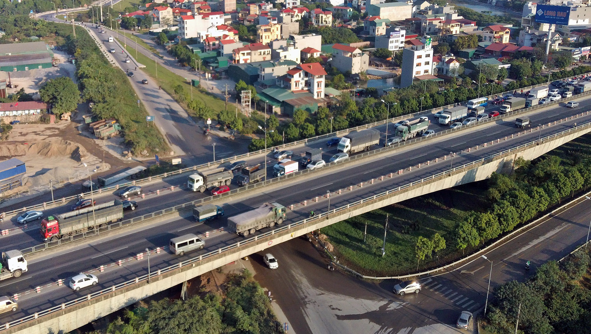 Lưu lượng xe vượt 8 lần thiết kế ban đầu, cầu Thanh Trì ùn tắc, tai nạn như cơm bữa - Ảnh 4. Lưu lượng xe vượt 8 lần thiết kế ban đầu, cầu Thanh Trì ùn tắc, tai nạn như cơm bữa - Ảnh 4.