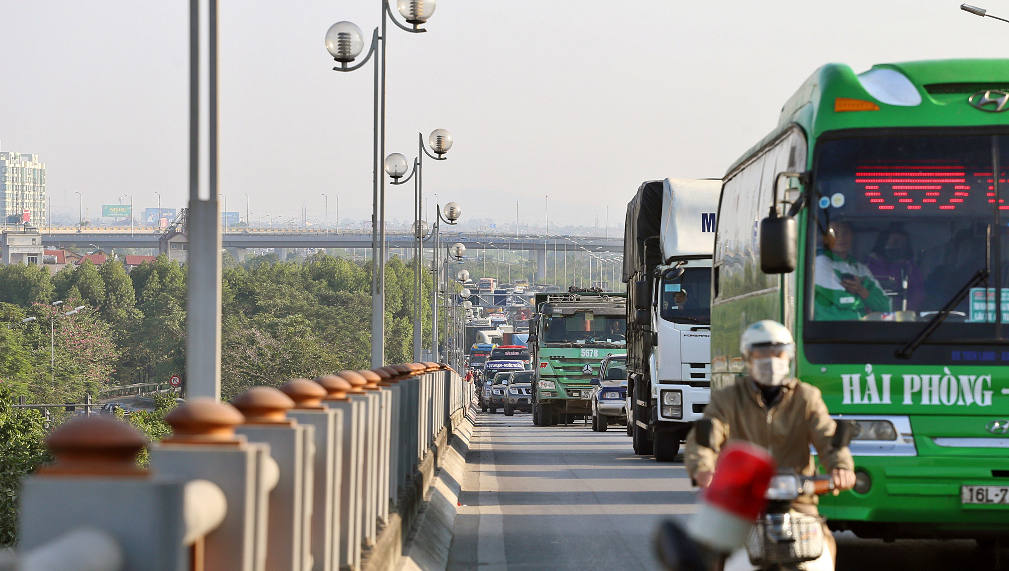 Lưu lượng xe vượt 8 lần thiết kế ban đầu, cầu Thanh Trì ùn tắc, tai nạn như cơm bữa - Ảnh 6. Lưu lượng xe vượt 8 lần thiết kế ban đầu, cầu Thanh Trì ùn tắc, tai nạn như cơm bữa - Ảnh 6.