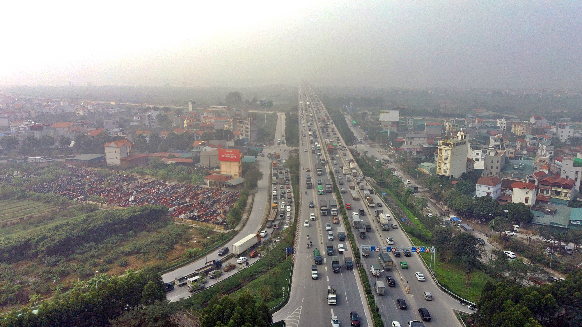 Lưu lượng xe vượt 8 lần thiết kế ban đầu, cầu Thanh Trì ùn tắc, tai nạn như cơm bữa - Ảnh 10. Lưu lượng xe vượt 8 lần thiết kế ban đầu, cầu Thanh Trì ùn tắc, tai nạn như cơm bữa - Ảnh 10.