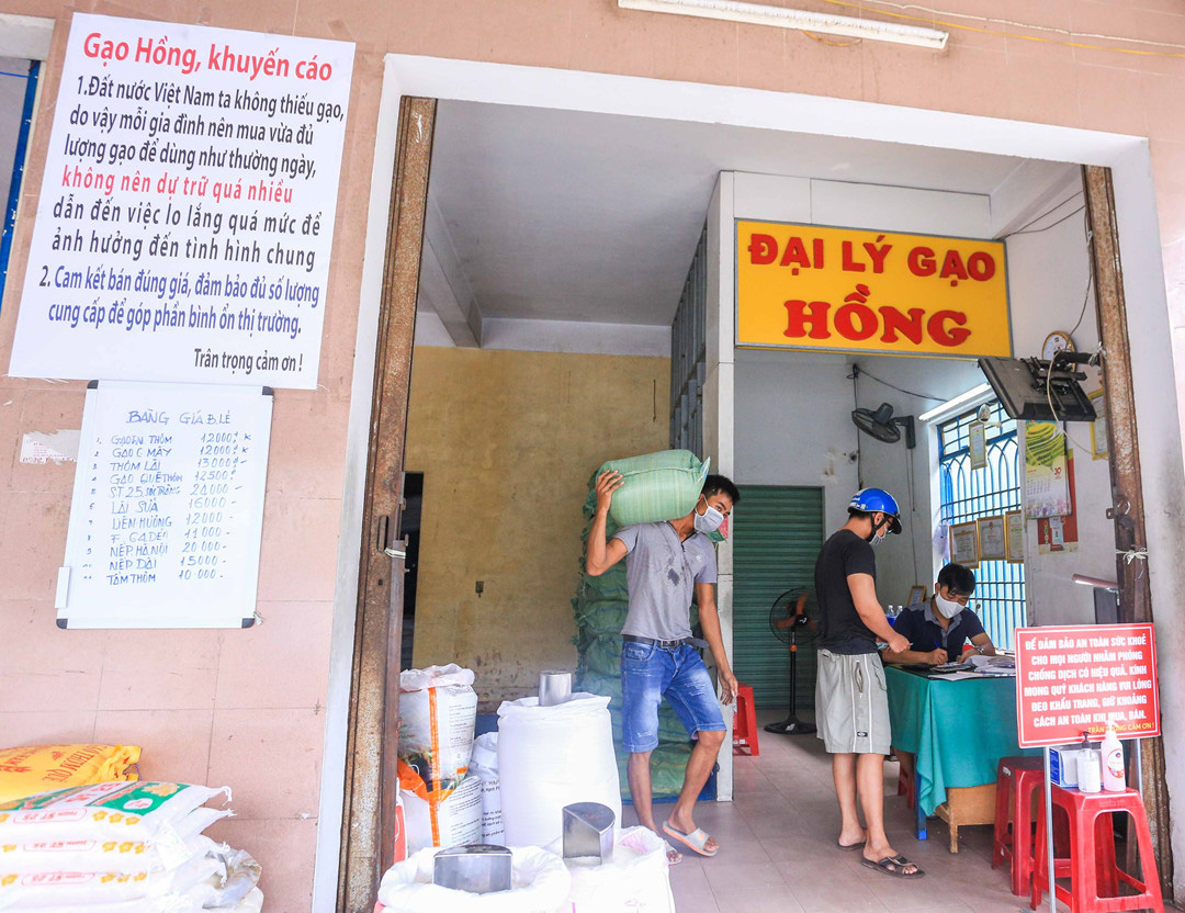 Hành động 'ngược đời' của chủ đại lí gạo giúp dân bình tĩnh trong dịch Covid-19 - Ảnh 1. Hành động 'ngược đời' của chủ đại lí gạo giúp dân bình tĩnh trong dịch Covid-19 - Ảnh 1.