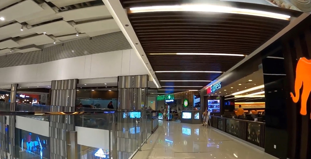 Nhiều ca nhiễm Covid-19 phát hiện, hàng quán trung tâm thương mại TP HCM vắng hoe - Ảnh 1. Nhiều ca nhiễm Covid-19 phát hiện, hàng quán trung tâm thương mại TP HCM vắng hoe - Ảnh 1.