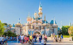 Disney đóng cửa hàng loạt công viên chủ đề vì dịch virus corona