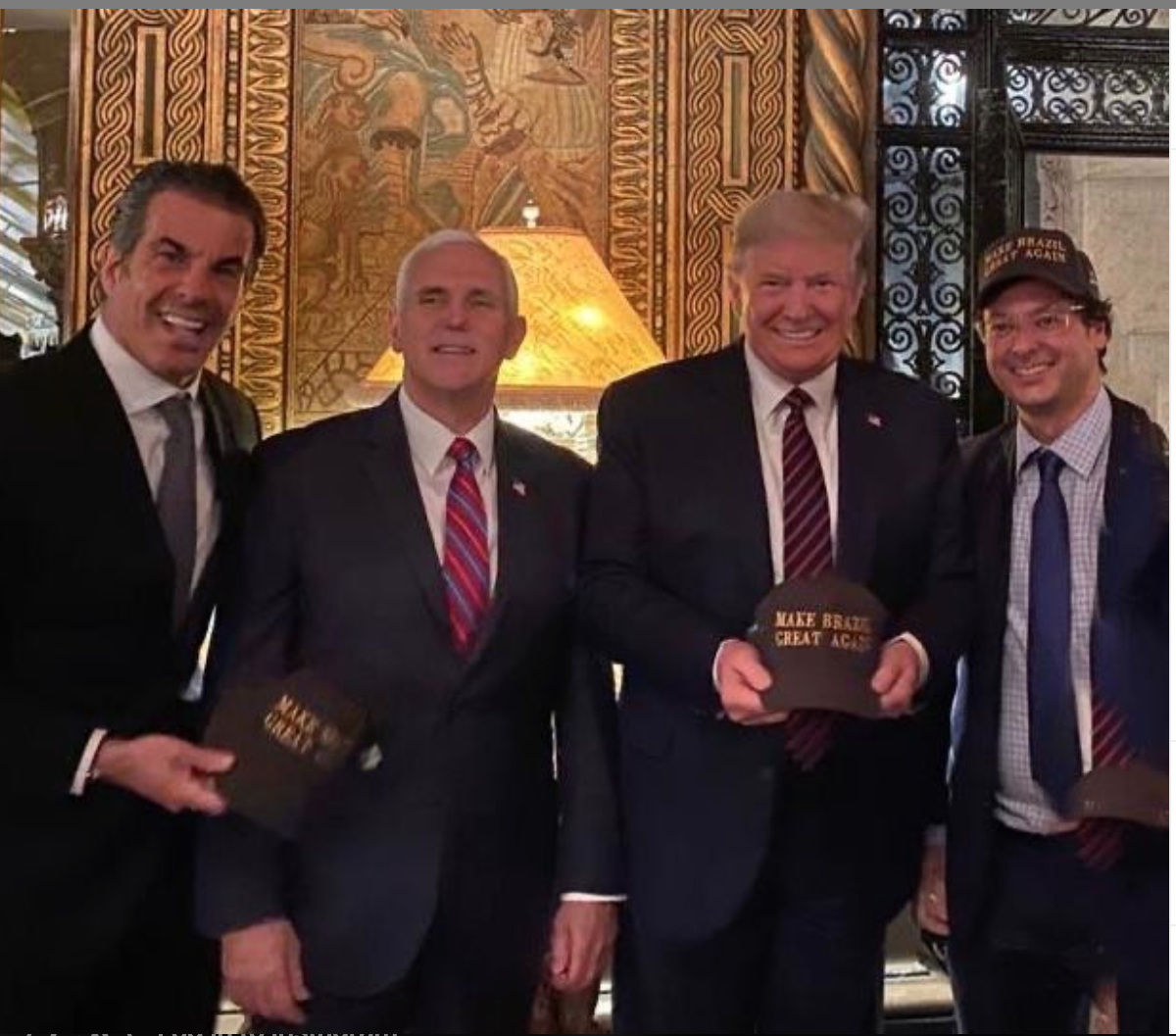 Tổng thống Mỹ Donald Trump không quan tâm dù đã đứng cạnh một quan chức dương tính với Covid-19 - Ảnh 1. Tổng thống Mỹ Donald Trump không quan tâm dù đã đứng cạnh một quan chức dương tính với Covid-19 - Ảnh 1.