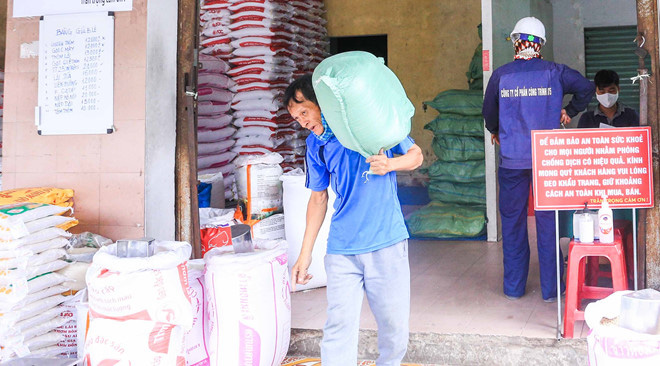 Hành động 'ngược đời' của chủ đại lí gạo giúp dân bình tĩnh trong dịch Covid-19 - Ảnh 3. Hành động 'ngược đời' của chủ đại lí gạo giúp dân bình tĩnh trong dịch Covid-19 - Ảnh 3.