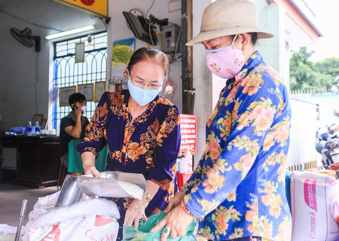 Hành động 'ngược đời' của chủ đại lí gạo giúp dân bình tĩnh trong dịch Covid-19 - Ảnh 2. Hành động 'ngược đời' của chủ đại lí gạo giúp dân bình tĩnh trong dịch Covid-19 - Ảnh 2.