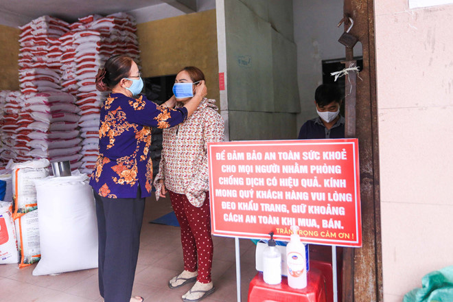 Hành động 'ngược đời' của chủ đại lí gạo giúp dân bình tĩnh trong dịch Covid-19 - Ảnh 5. Hành động 'ngược đời' của chủ đại lí gạo giúp dân bình tĩnh trong dịch Covid-19 - Ảnh 5.