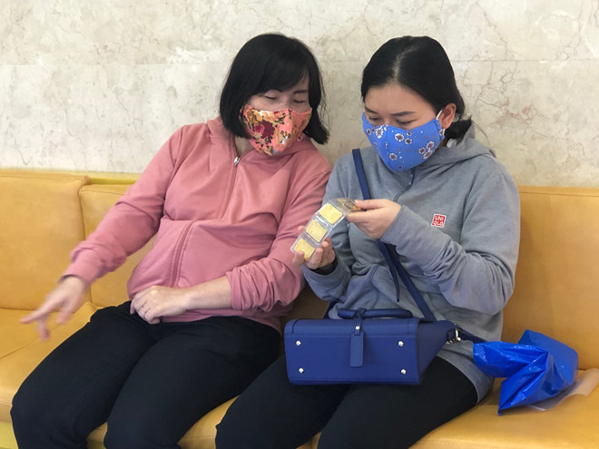 Vàng giảm, nhiều người đổ đi mua - Ảnh 3.
