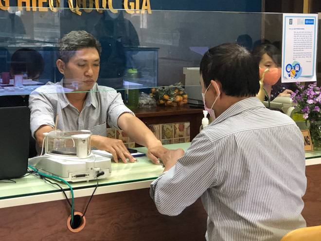 Vàng giảm, nhiều người đổ đi mua - Ảnh 4.