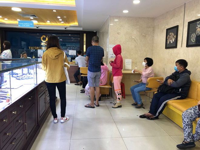 Vàng giảm, nhiều người đổ đi mua - Ảnh 1.