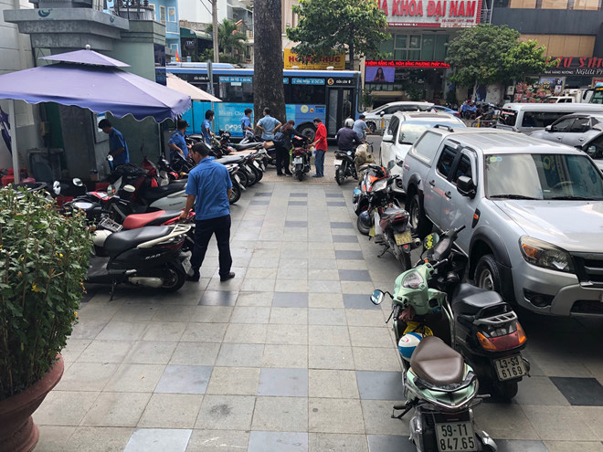 Vàng giảm, nhiều người đổ đi mua - Ảnh 2.