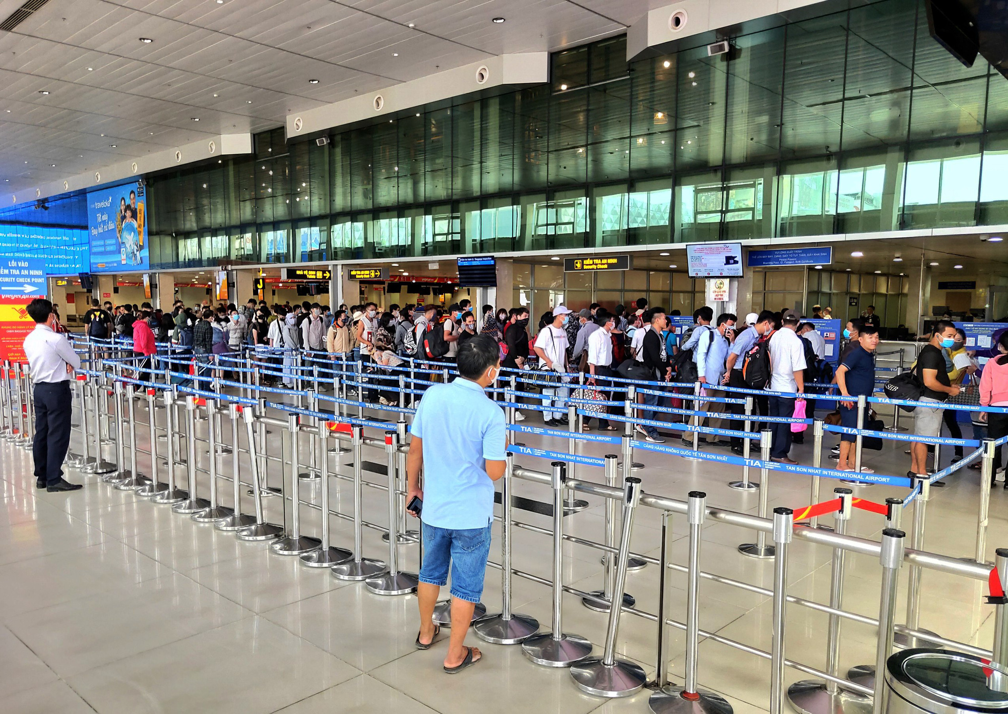 Sau chuyến bay có bệnh nhân bị nhiễm Covid-19, Tân Sơn Nhất trở lại tình trạng vắng tênh - Ảnh 9. Sau chuyến bay có bệnh nhân bị nhiễm Covid-19, Tân Sơn Nhất trở lại tình trạng vắng tênh - Ảnh 9.