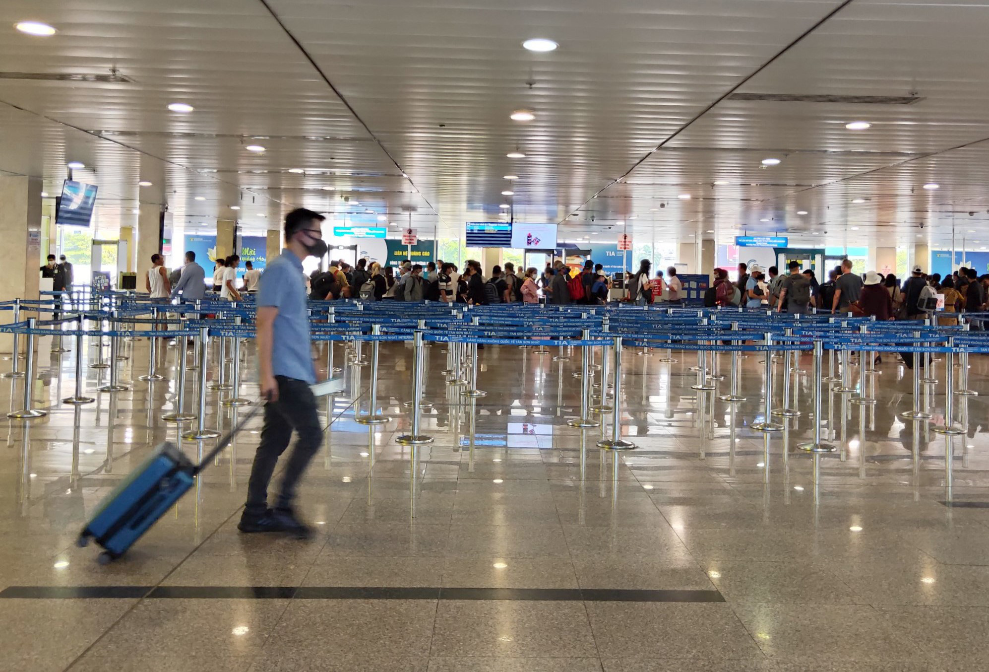 Sau chuyến bay có bệnh nhân bị nhiễm Covid-19, Tân Sơn Nhất trở lại tình trạng vắng tênh - Ảnh 11. Sau chuyến bay có bệnh nhân bị nhiễm Covid-19, Tân Sơn Nhất trở lại tình trạng vắng tênh - Ảnh 11.