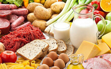 Giá cả thị trường hôm nay 13/3: Heo hơi rớt mạnh 12.000 đồng/kg, siêu thị bán thịt heo, thịt bò giá rẻ