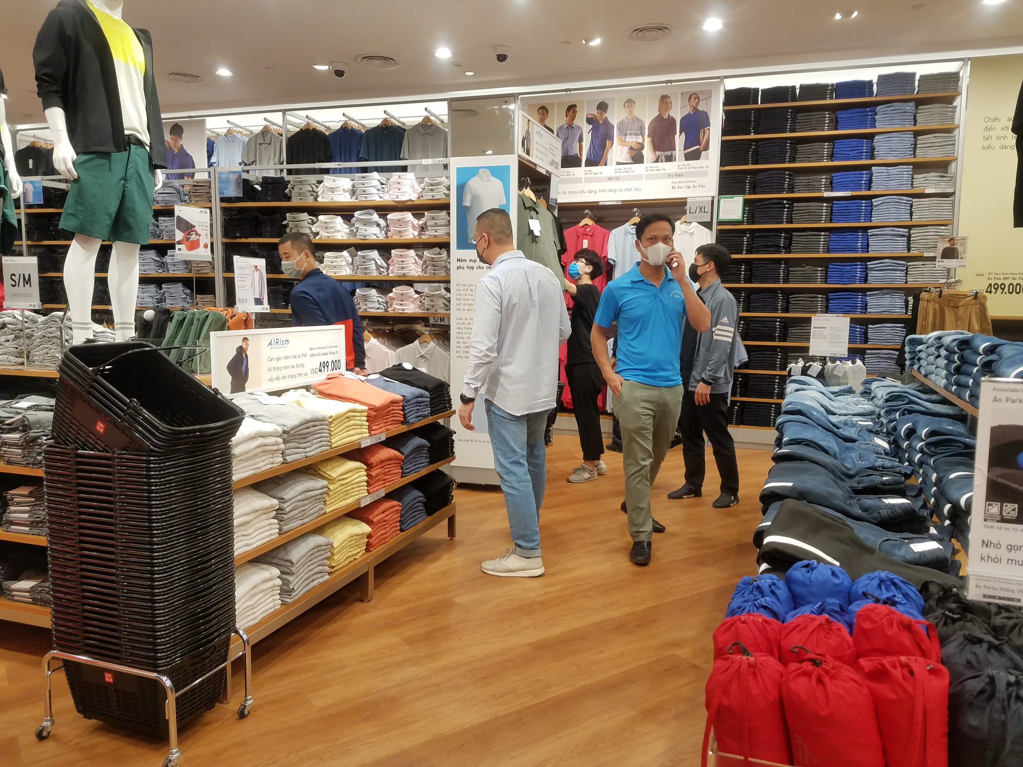Uniqlo Hà Nội sau 1 tuần khai trương, khách hàng vẫn tới trải nghiệm mua sắm dù đang có dịch bệnh - Ảnh 7. Uniqlo Hà Nội sau 1 tuần khai trương, khách hàng vẫn tới trải nghiệm mua sắm dù đang có dịch bệnh - Ảnh 7.