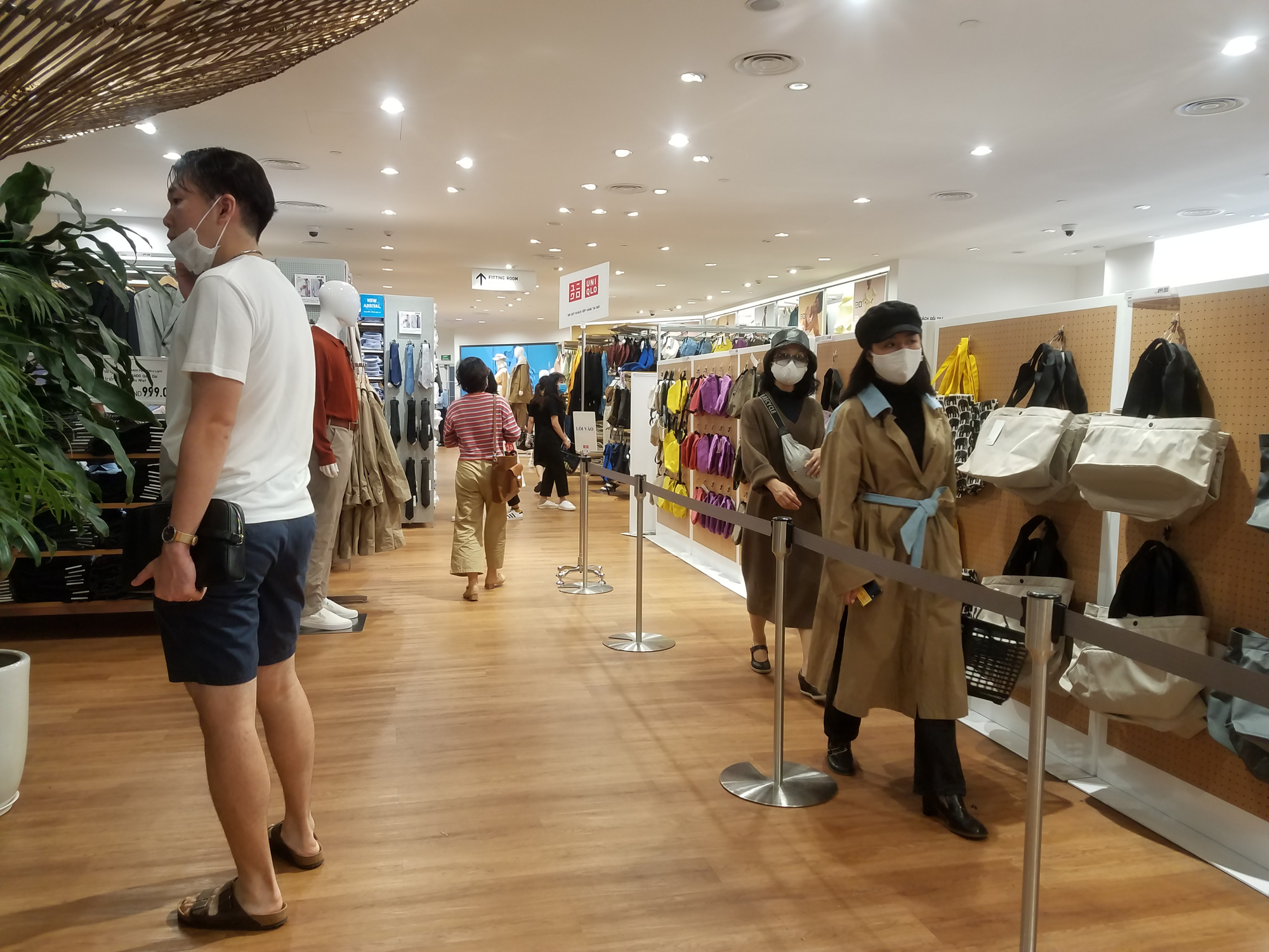 Uniqlo Hà Nội sau 1 tuần khai trương, khách hàng vẫn tới trải nghiệm mua sắm dù đang có dịch bệnh - Ảnh 8. Uniqlo Hà Nội sau 1 tuần khai trương, khách hàng vẫn tới trải nghiệm mua sắm dù đang có dịch bệnh - Ảnh 8.