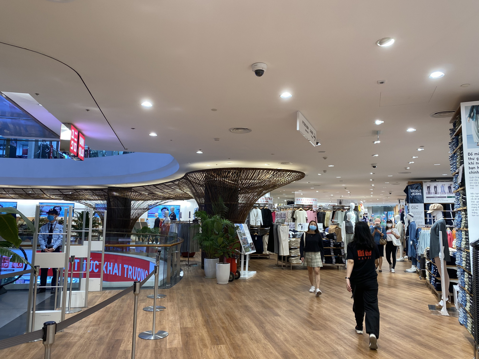 Uniqlo Hà Nội sau 1 tuần khai trương, khách hàng vẫn tới trải nghiệm mua sắm dù đang có dịch bệnh - Ảnh 9. Uniqlo Hà Nội sau 1 tuần khai trương, khách hàng vẫn tới trải nghiệm mua sắm dù đang có dịch bệnh - Ảnh 9.