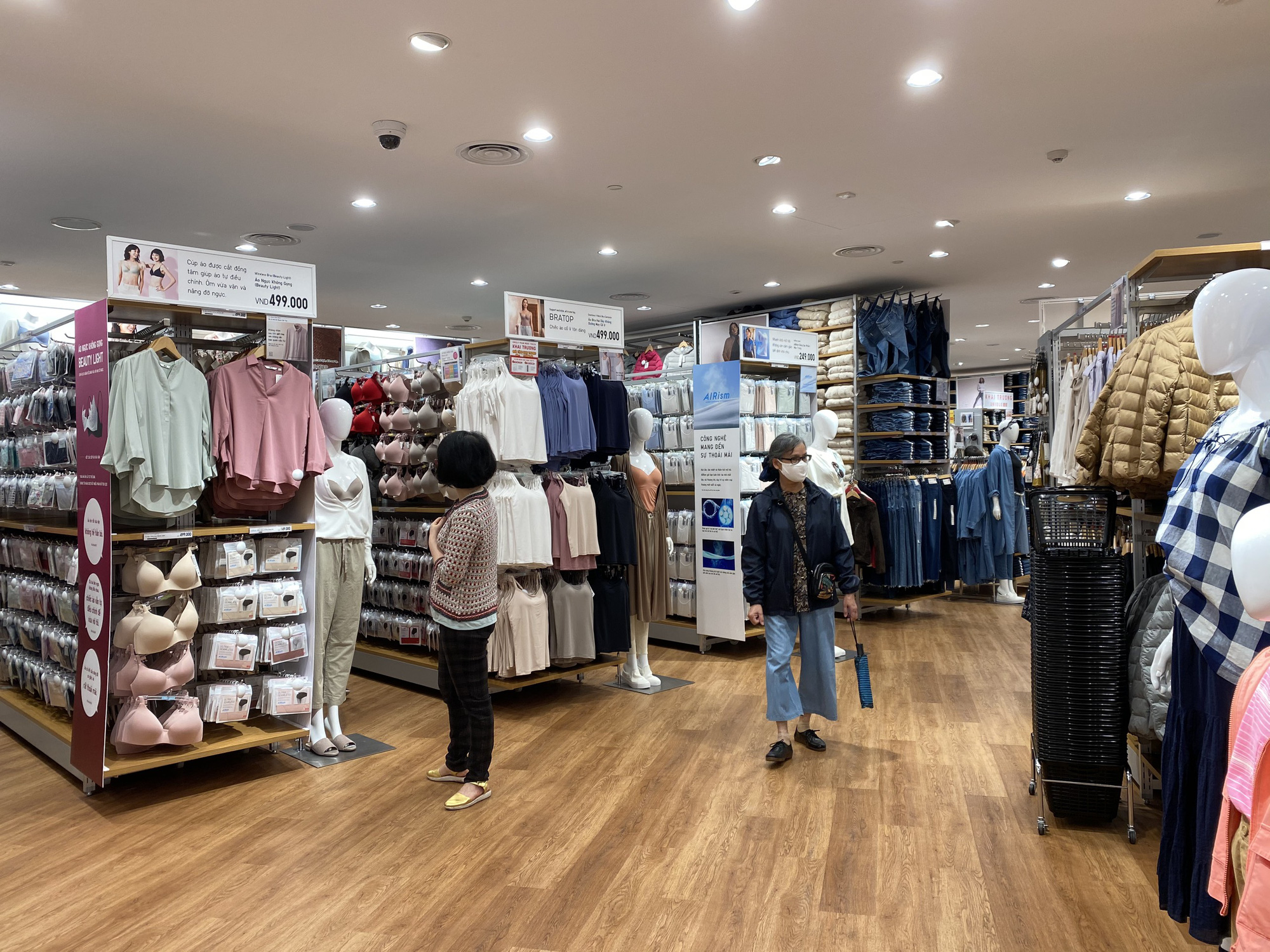 Uniqlo Hà Nội sau 1 tuần khai trương, khách hàng vẫn tới trải nghiệm mua sắm dù đang có dịch bệnh - Ảnh 6. Uniqlo Hà Nội sau 1 tuần khai trương, khách hàng vẫn tới trải nghiệm mua sắm dù đang có dịch bệnh - Ảnh 6.