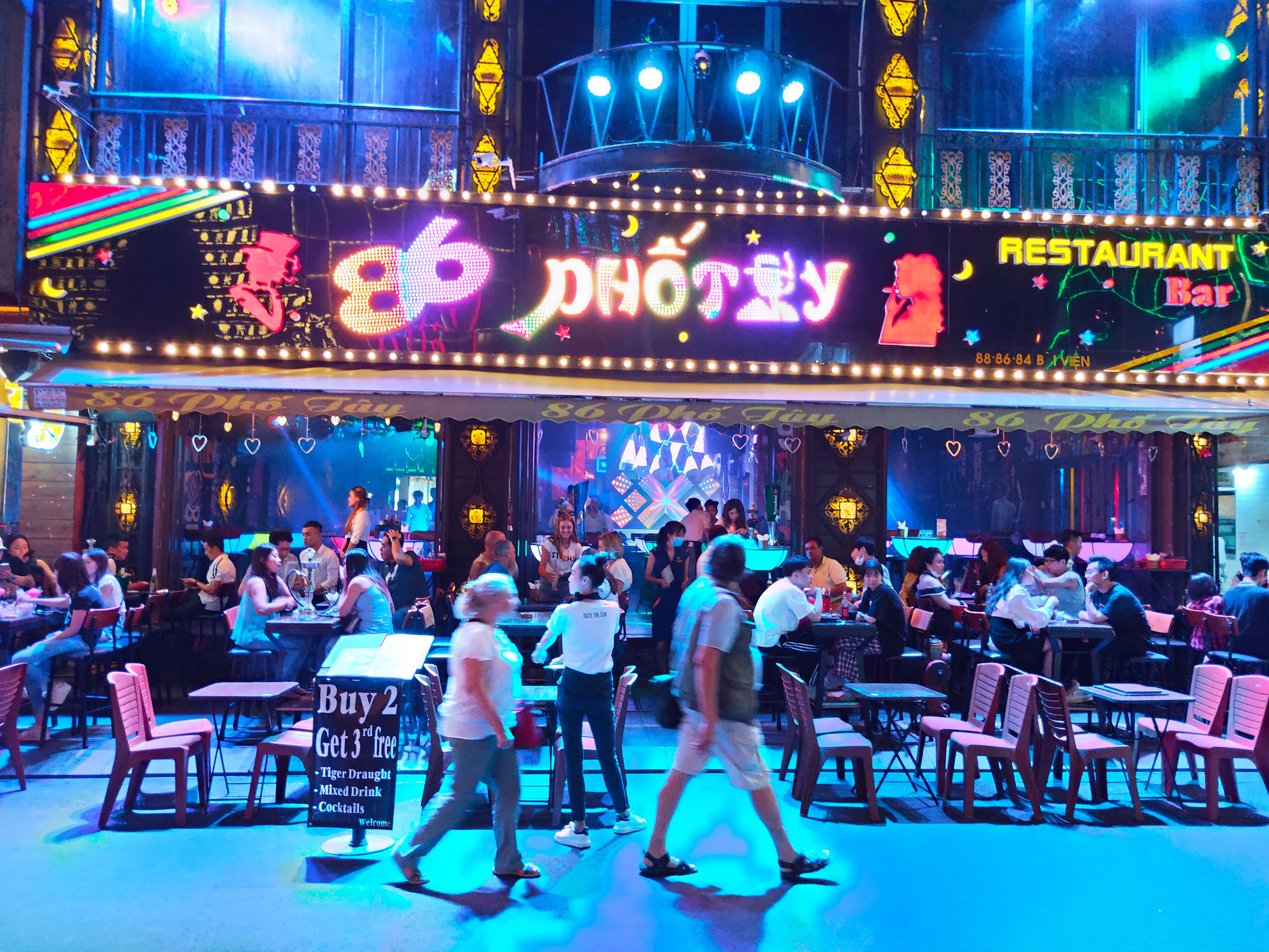 Nóng: TP HCM quyết định đóng cửa toàn bộ rạp chiếu phim, karaoke, quán bar, vũ trường để phòng dịch Covid-19 - Ảnh 1. Nóng: TP HCM quyết định đóng cửa toàn bộ rạp chiếu phim, karaoke, quán bar, vũ trường để phòng dịch Covid-19 - Ảnh 1.