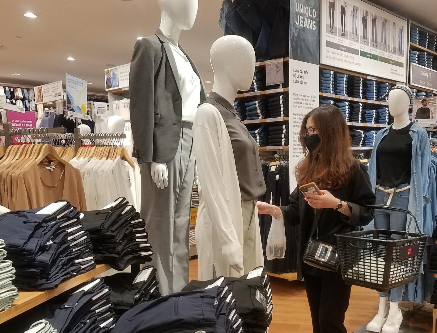 Uniqlo Hà Nội sau 1 tuần khai trương, khách hàng vẫn tới trải nghiệm mua sắm dù đang có dịch bệnh - Ảnh 13. Uniqlo Hà Nội sau 1 tuần khai trương, khách hàng vẫn tới trải nghiệm mua sắm dù đang có dịch bệnh - Ảnh 13.