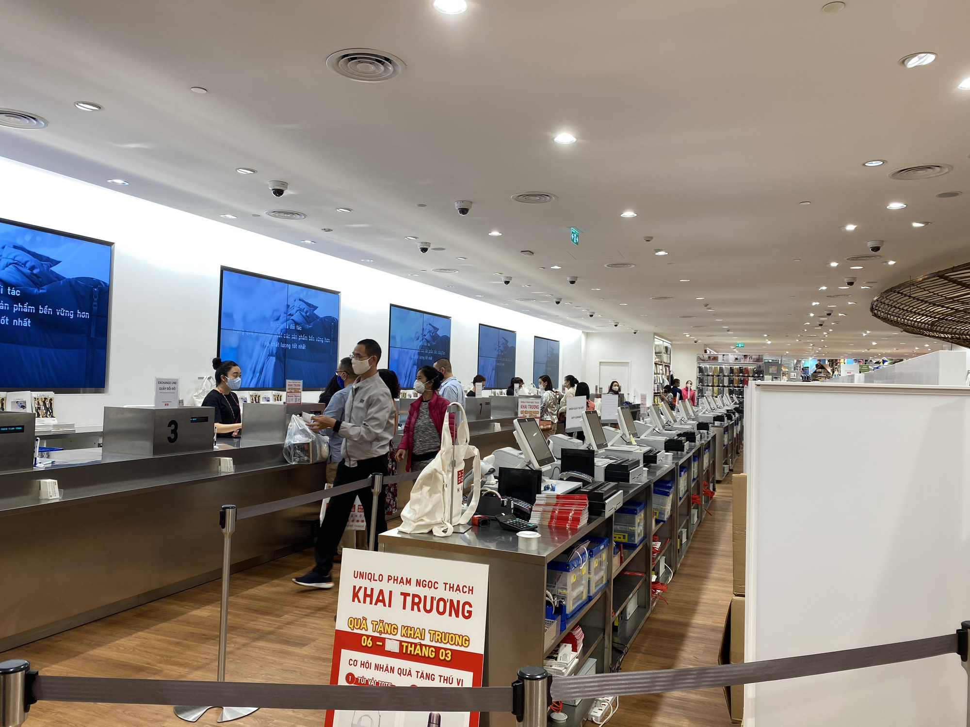 Uniqlo Hà Nội sau 1 tuần khai trương, khách hàng vẫn tới trải nghiệm mua sắm dù đang có dịch bệnh - Ảnh 15. Uniqlo Hà Nội sau 1 tuần khai trương, khách hàng vẫn tới trải nghiệm mua sắm dù đang có dịch bệnh - Ảnh 15.