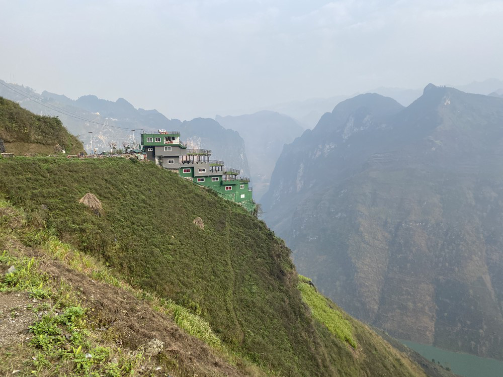 Công trình sai phạm Panorama Mã Pì Lèng sẽ được sửa sai thế nào? - Ảnh 1. Công trình sai phạm Panorama Mã Pì Lèng sẽ được sửa sai thế nào? - Ảnh 1.